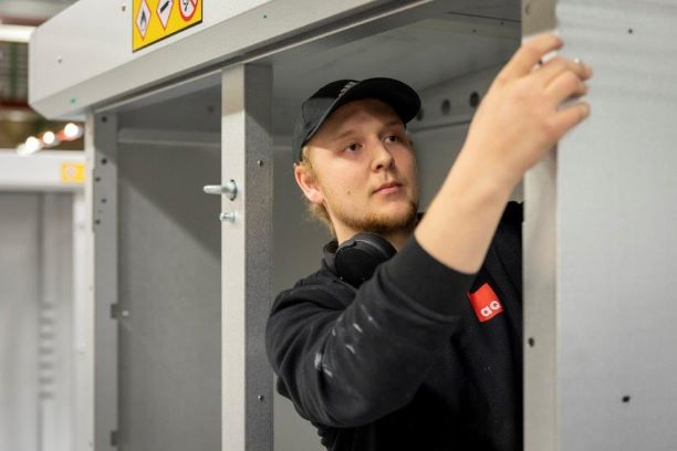 Montering eller delmontage av specialanpassade kapslingar och skåp